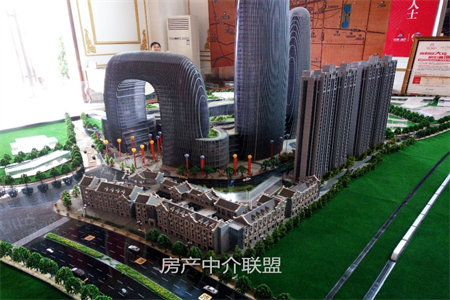 泰和花园三室一厅简装修103平米出售